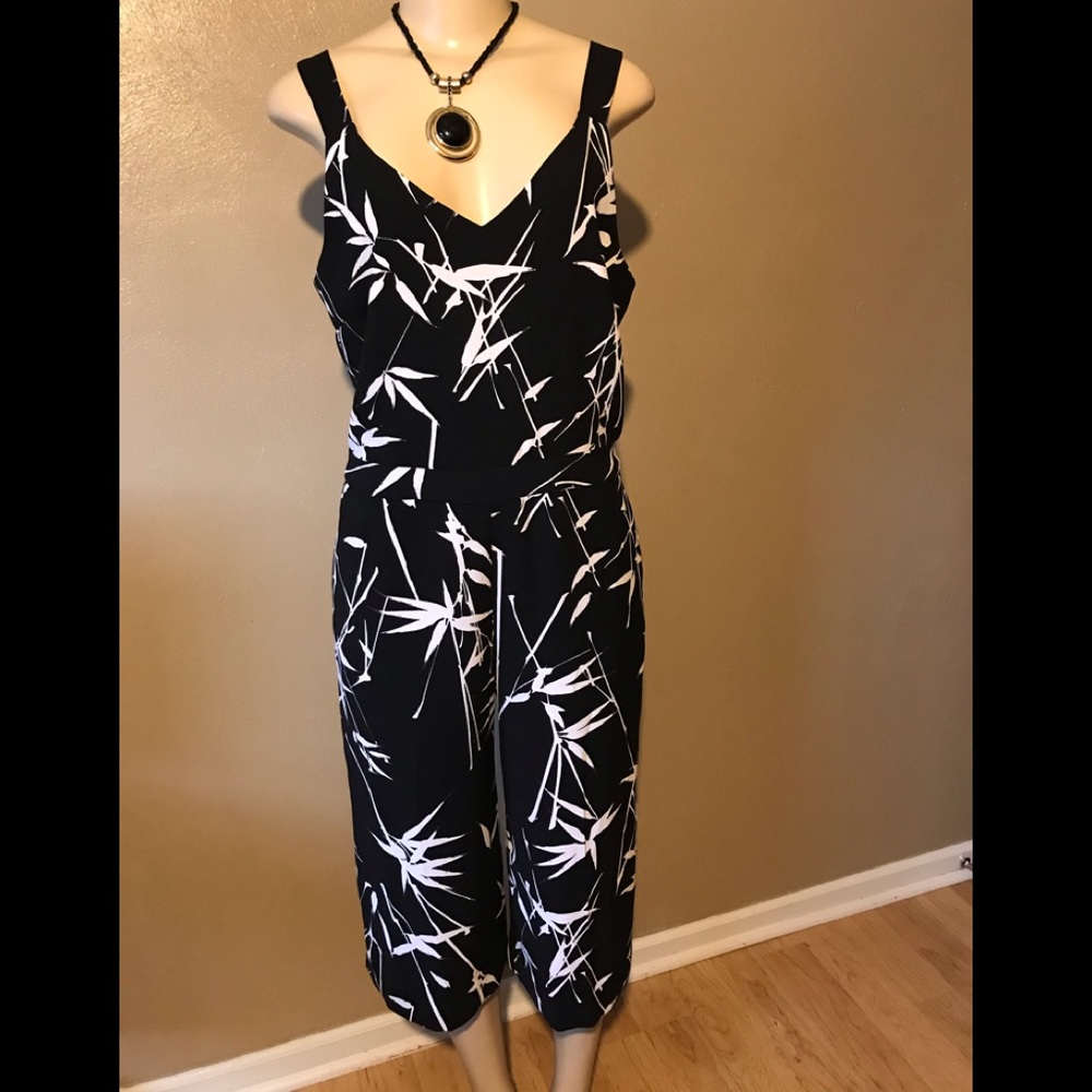 Banana Republic size 8 black/white ankle jumpsuit